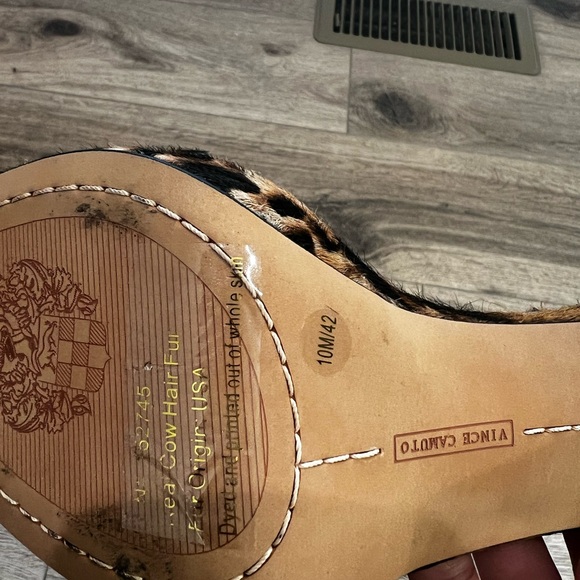 Vince Camuto platform leopard print heels - Picture 4 of 4